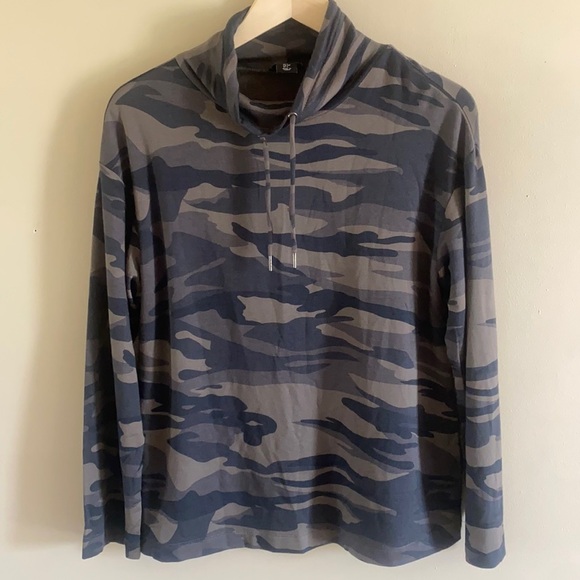 Nicole Miller Women's Army Green Camo Pullover Size Small - Picture 1 of 10